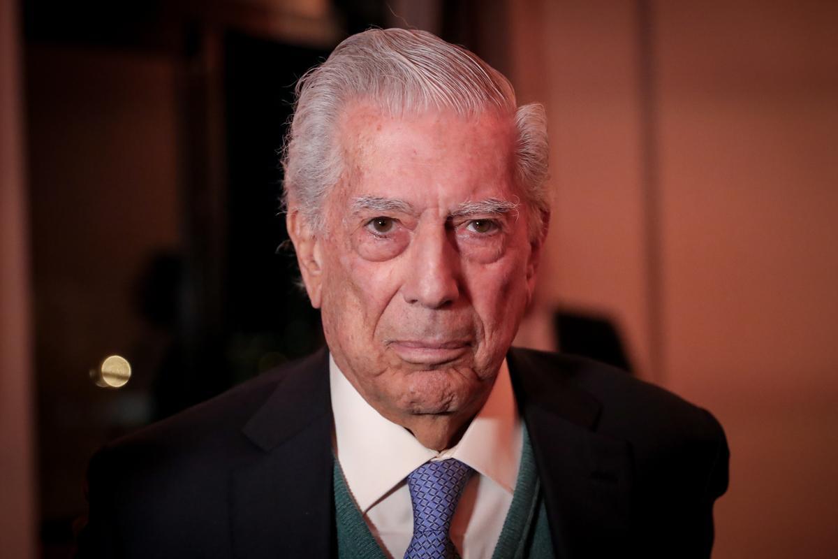 Foto de archivo (11/05/2022) del escritor peruano Mario Vargas Llosa llega a una conferencia de prensa en Montevideo. EFE/Raúl Martínez