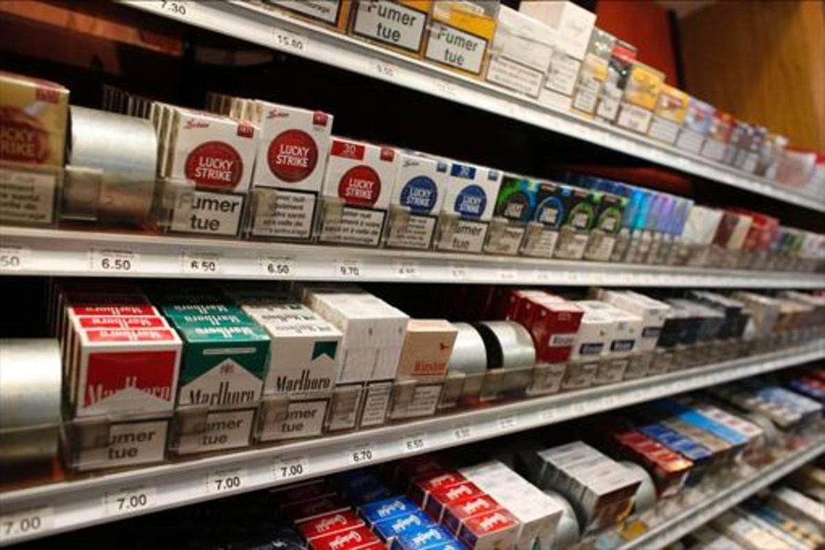 Estantería de un estanco de París, en marzo del 2015, llena de paquetes de cigarrillos de diferentes marcas. Estantería de un estanco de París, en marzo del 2015, llena de paquetes de cigarrillos de diferentes marcas.