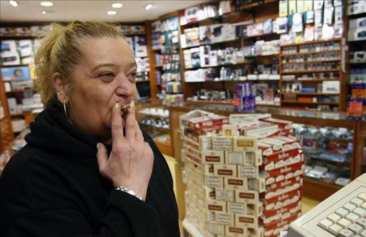 Una dependienta fuma en su puesto de trabajo, en Andorra la Vella, en marzo del 2011.