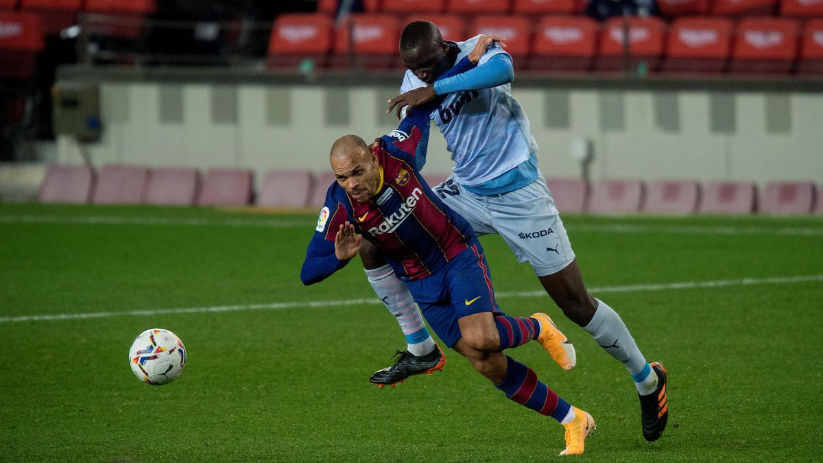 Braithwaite trata de eludir la falta de Diakhaby durante el partido de Liga con el Valencia Braithwaite trata de eludir la falta de Diakhaby durante el partido de Liga con el Valencia