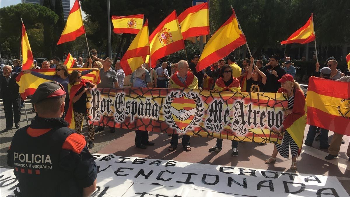 Manifestantes ultras frente a Catalunya Ràdio.