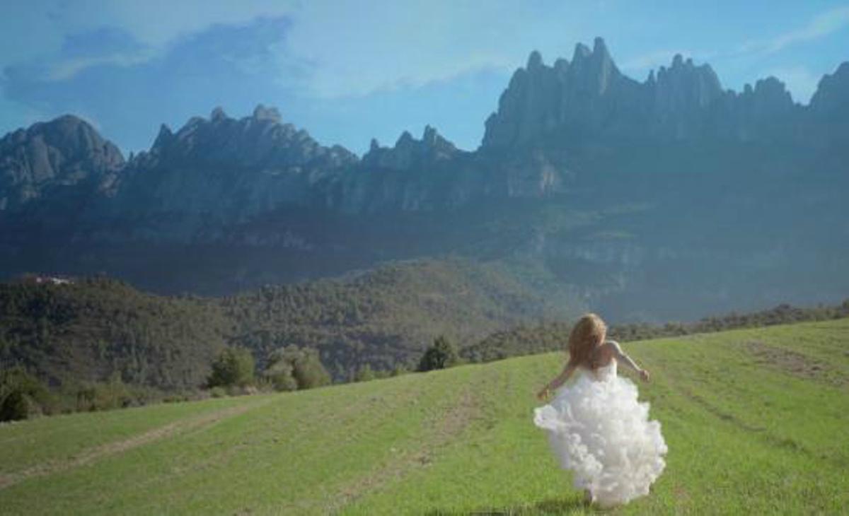 Imagen del videoclip del tema ’Empire’ donde se ve a Shakira con la montaña de Montserrat de fondo.