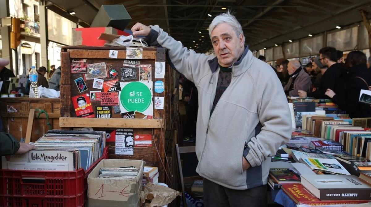 Manel Aisa y su carro en el mercado de libros de Sant Antoni. Manel Aisa y su carro en el mercado de libros de Sant Antoni.