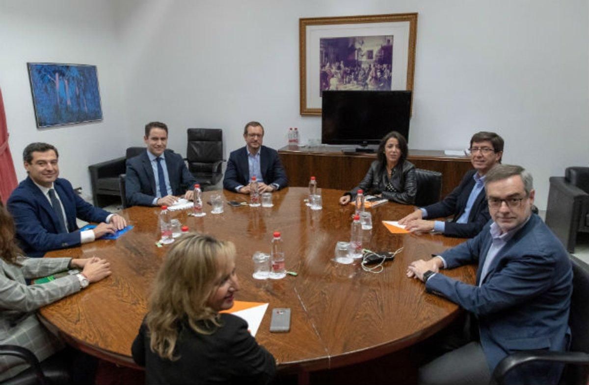 Los equipos negociadores de Partido Popular y Ciudadanos, encabezados por el presidente del PP andaluz, Juanma Moreno (izquierda), y el líder regional de Ciudadanos, Juan Marín (segundo por la derecha). Los equipos negociadores de Partido Popular y Ciudadanos, encabezados por el presidente del PP andaluz, Juanma Moreno (izquierda), y el líder regional de Ciudadanos, Juan Marín (segundo por la derecha).