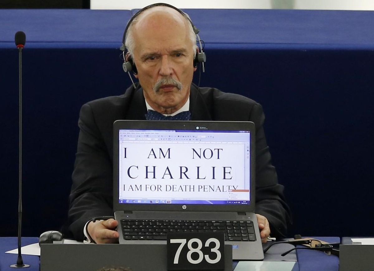 El eurodiparlamentario polaco Janusz Korwin-Mikke, en el 2015, pidiendo la pena de muerte en Europa. El eurodiparlamentario polaco Janusz Korwin-Mikke, en el 2015, pidiendo la pena de muerte en Europa.
