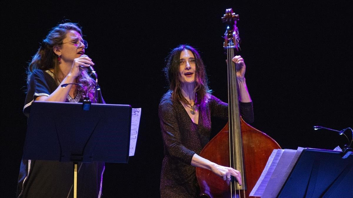 Rusó Sala y Giulia Valle (derecha), durante el concierto de homenaje a Carlos Cano.