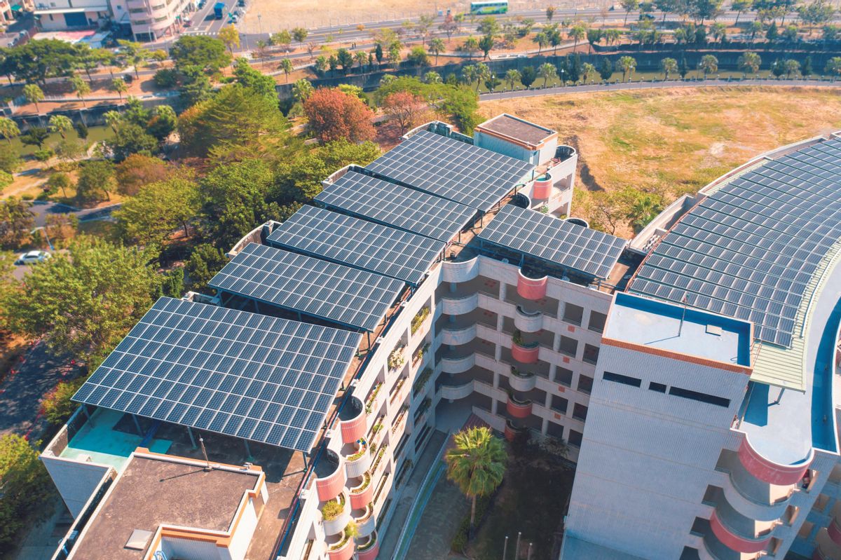 Placas solares en tejados de varios edificios Placas solares en tejados de varios edificios