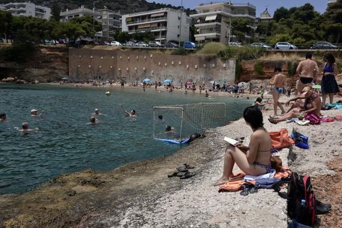 Domingo de playa en un suburbio de Atenas a pesar de la grave crisis del Gobierno griego. Domingo de playa en un suburbio de Atenas a pesar de la grave crisis del Gobierno griego.