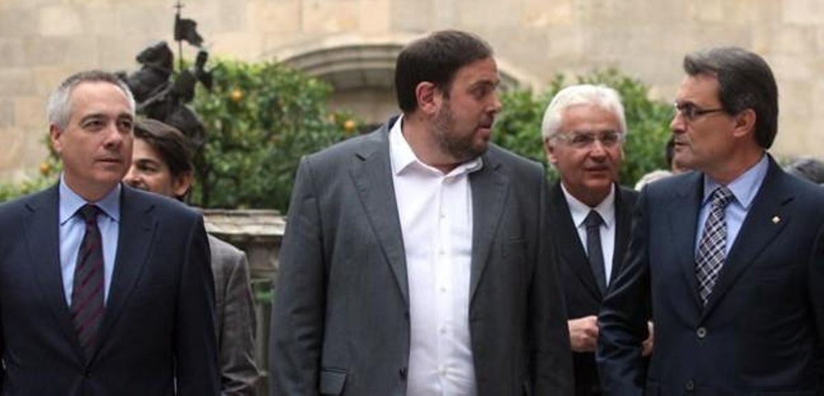 De izquierda a derecha, Pere Navarro, Oriol Junqueras y Artur Mas, en diciembre del año pasado. JULIO CARBÓ De izquierda a derecha, Pere Navarro, Oriol Junqueras y Artur Mas, en diciembre del año pasado. JULIO CARBÓ