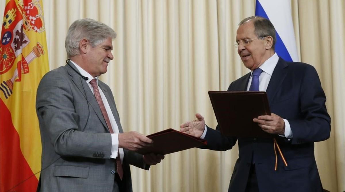 El ministro de Exteriores español, Alfonso Dastis, intercambia documentos con su homologo ruso, Serguei Lavrov, este miércoles, en Moscú.