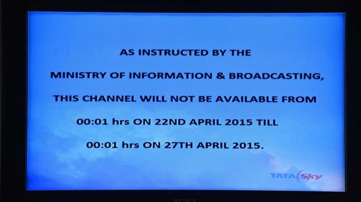 Pantalla de televisión con el texto sobre el corte de las emisiones de Al Jazira, en Nueva Deli.