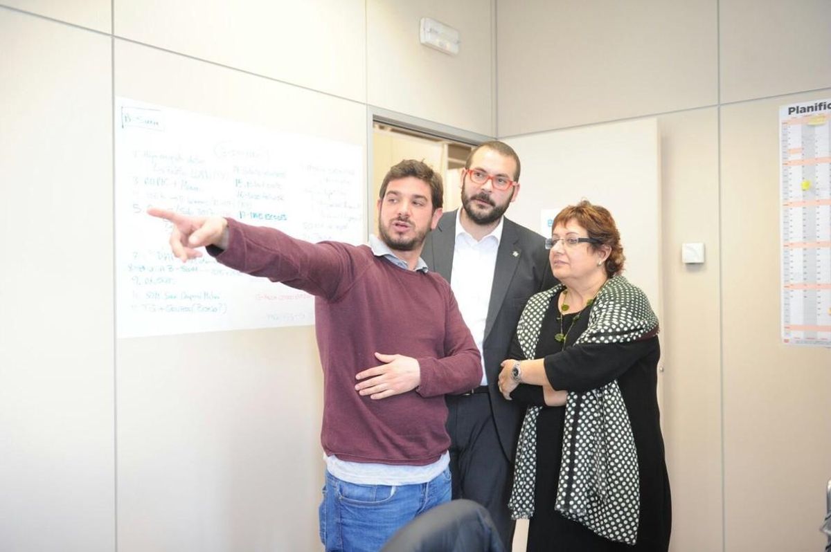 Roger Cruañas, miembro de B-Swim -una de las cooperativas que ya funcionan en el ’viver’ del Cafè de Mar de Mataró-, conversando con la consellera de Treball Dolors Bassas y el alcalde David Bote. Roger Cruañas, miembro de B-Swim -una de las cooperativas que ya funcionan en el ’viver’ del Cafè de Mar de Mataró-, conversando con la consellera de Treball Dolors Bassas y el alcalde David Bote.