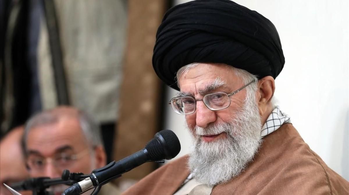 El líder supremo iraní, el ayatolá Ali Khamenei, en el discurso donde culpa a los enemigos de Irán de pretender desestabilizarlo. El líder supremo iraní, el ayatolá Ali Khamenei, en el discurso donde culpa a los enemigos de Irán de pretender desestabilizarlo.