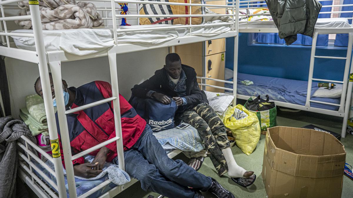 Vint-i-cinc immigrants de la nau de Gorg de Badalona es queden al carrer després de sortir de l’alberg