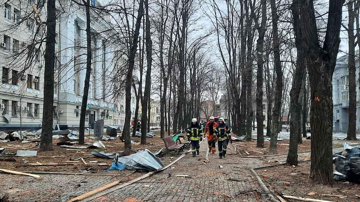 Bomberos inspeccionan los escombros de varios edificios oficiales bombardeados por fuerzas rusas en la ciudad de Járkov.