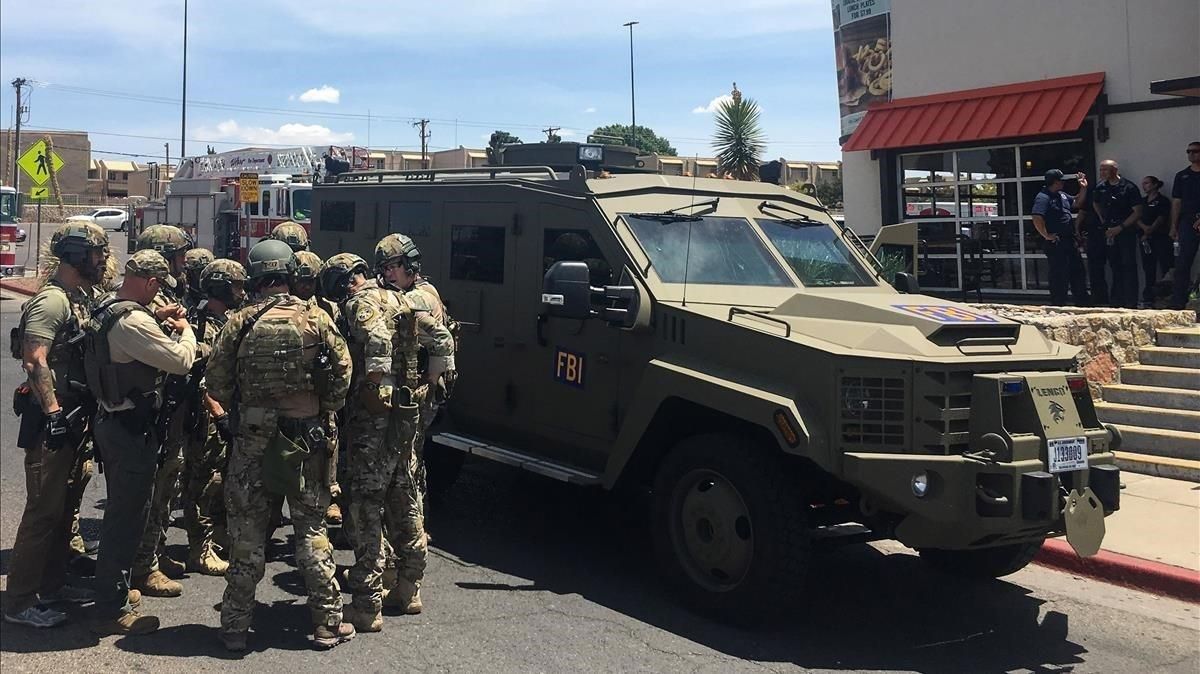 Agentes de la policía en el lugar del tiroteo. Agentes de la policía en el lugar del tiroteo.