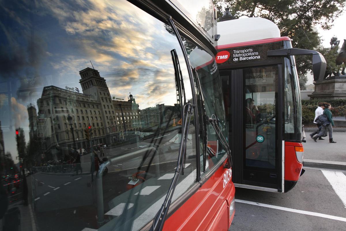 Readmès el conductor de bus de Barcelona acomiadat per pintar càmeres de vigilància