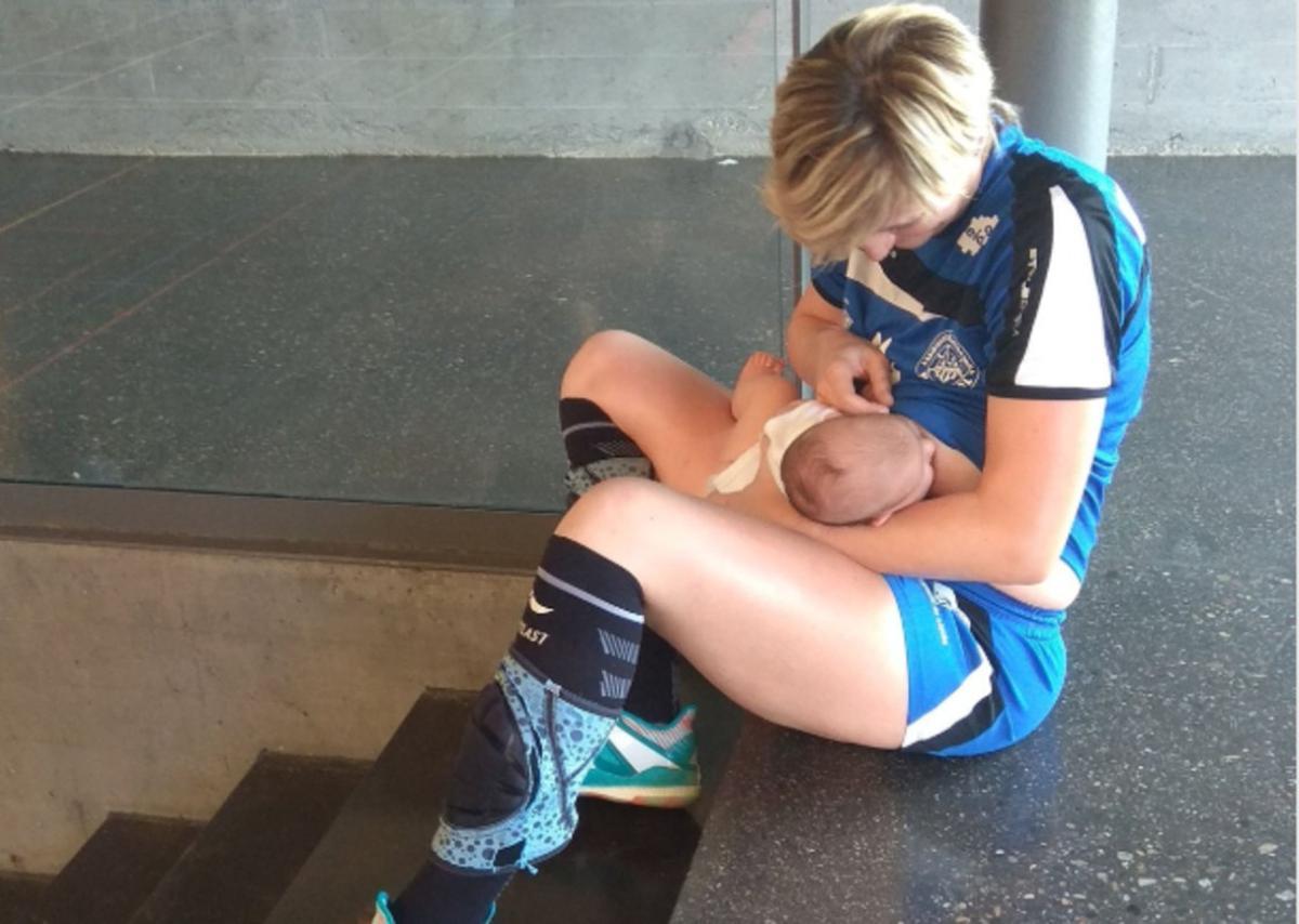 Una jugadora de balonmano da el pecho en un partido: "Ojalá sirva para visibilizar la maternidad en el deporte"