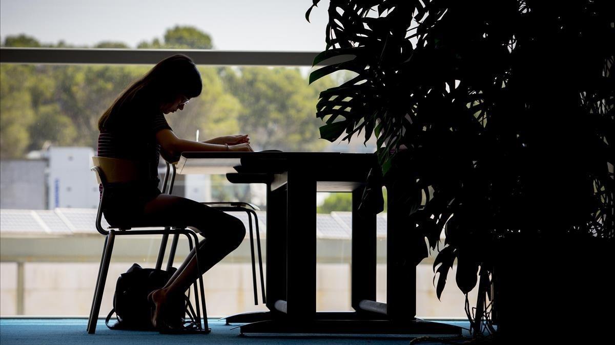 Estudiante en la biblioteca de la UAB en Cerdanyola.
