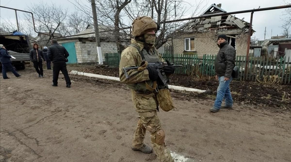 Un soldado ucraniano patrulla Novoluhanske (Ucrania). Un soldado ucraniano patrulla Novoluhanske (Ucrania).