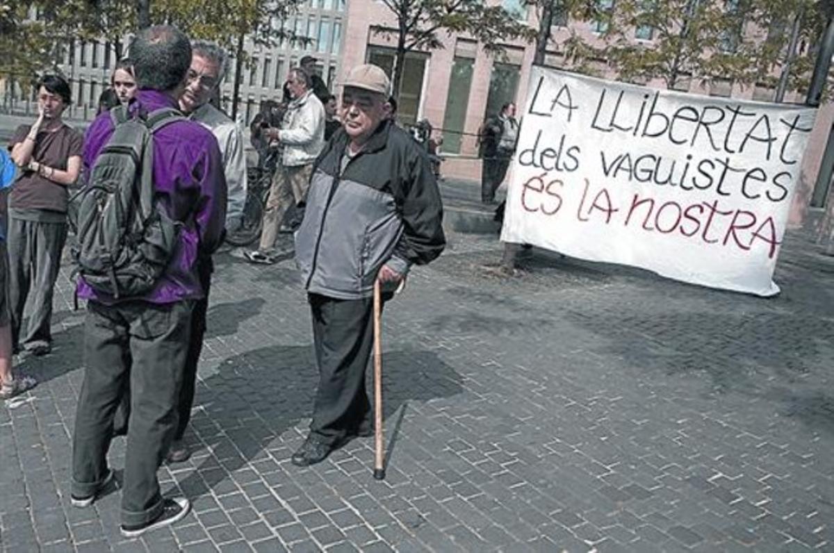 Sobre estas líneas, Pere Cuadrado, de 67 años, en la concentración en la jornada de protesta feminista el miércoles. A la derecha, en la Ciutat de la Justícia, en junio del 2013.