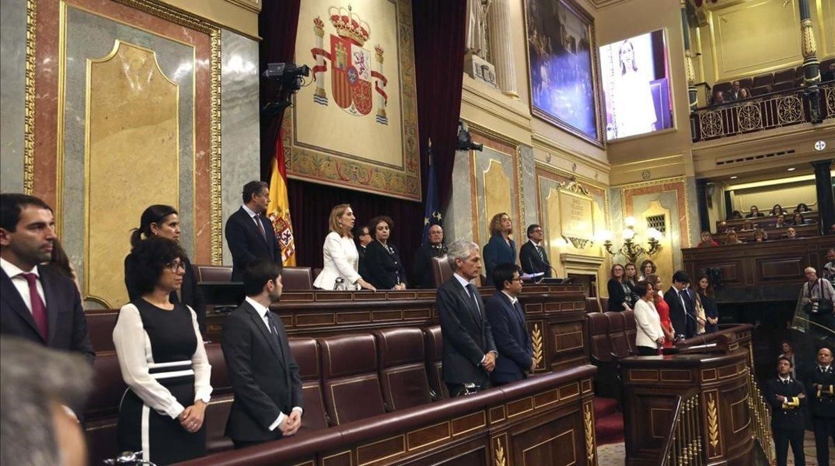 Constitución de las Cortes el 21 de mayo pasado, cuando los antiguos miembros de la Mesa pasaron el testigo a los nuevos tras las elecciones de abril. Constitución de las Cortes el 21 de mayo pasado, cuando los antiguos miembros de la Mesa pasaron el testigo a los nuevos tras las elecciones de abril.