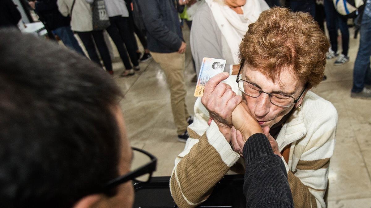 Una señora besa la mano del interventor tras poder votar en l’Escola Industrial de Sabadell.