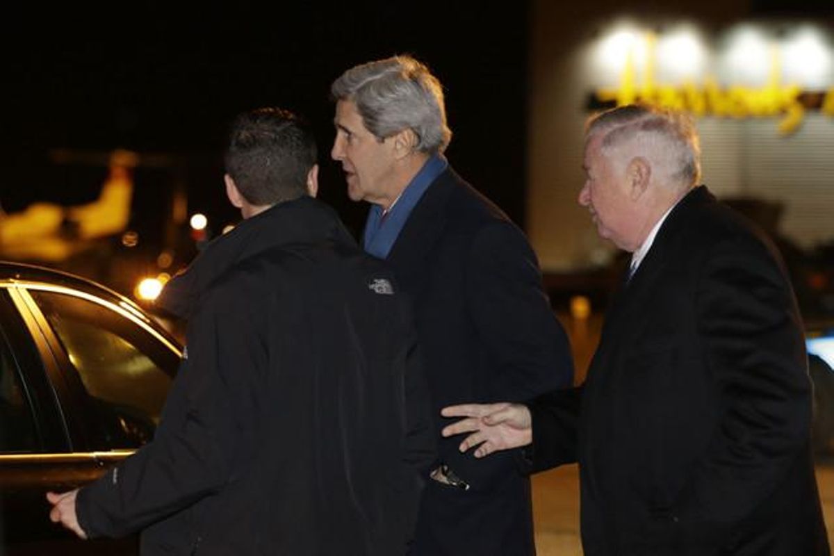 Louis Susman (derecha) recibe al secretario de Estado de EEUU, John Kerry, el pasado febrero en Londres. Louis Susman (derecha) recibe al secretario de Estado de EEUU, John Kerry, el pasado febrero en Londres.