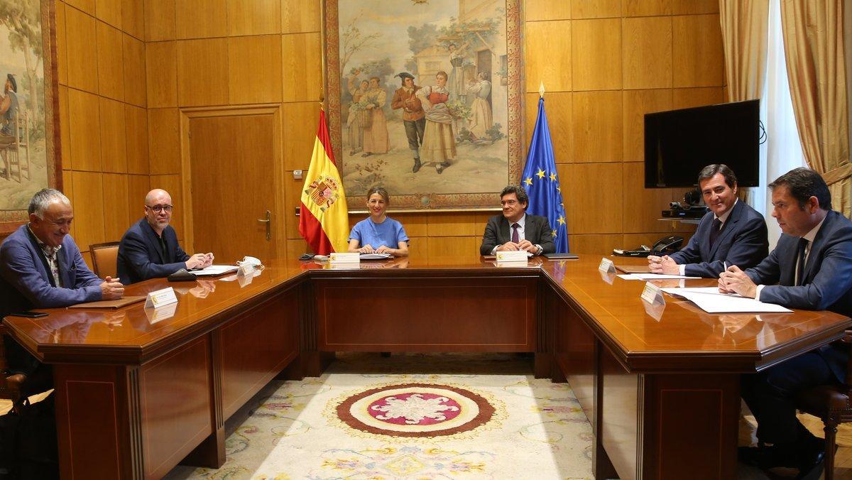 Los ministros de Trabajo, Yolanda Díaz, y Seguridad Social, José Luís Escrivá, junto a los máximos representantes sindicales y patronales.