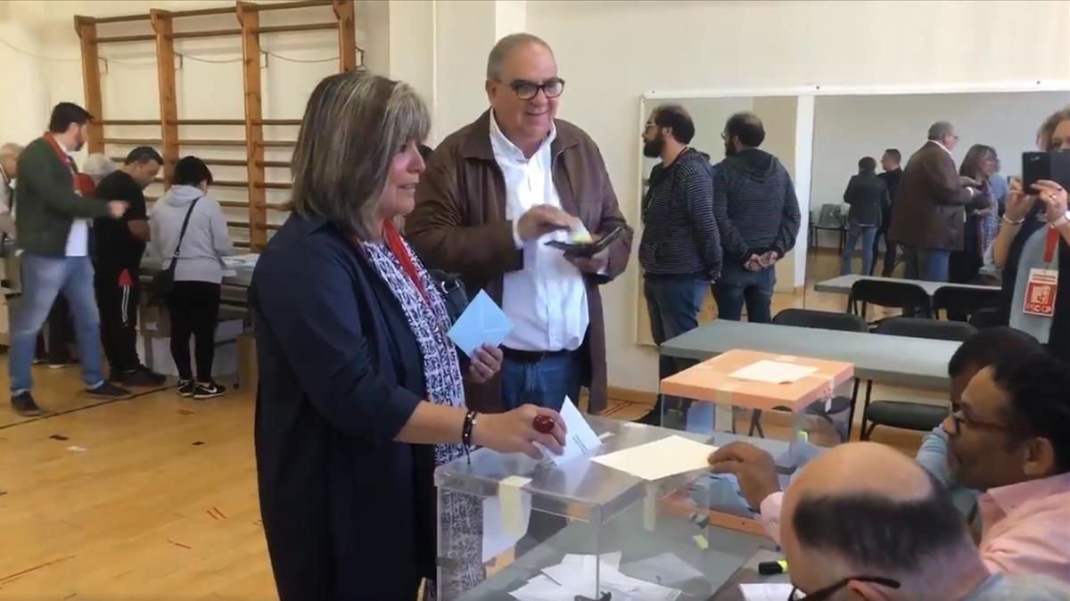 Núria Marín vota en un colegio electoral de L’Hospitalet. 