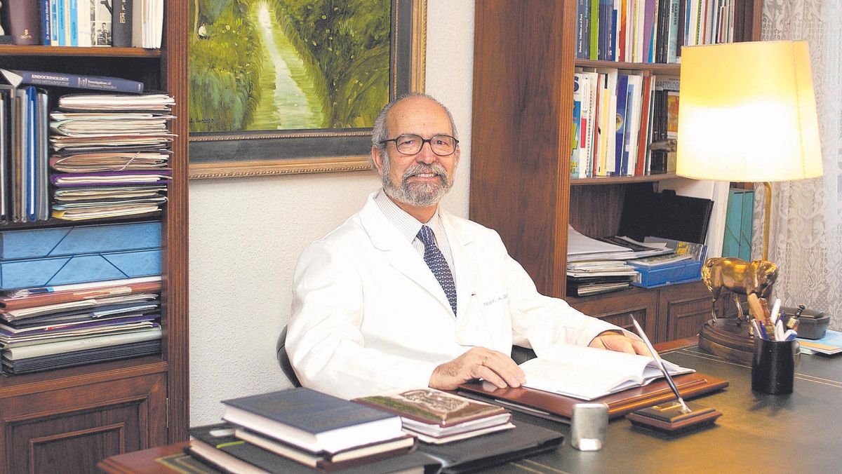 Dr. Antonino Jara Albarrán. Catedrático de Medicina por la UCM. Especialista en Endocrinología y Nutrición. Dr. Antonino Jara Albarrán. Catedrático de Medicina por la UCM. Especialista en Endocrinología y Nutrición.