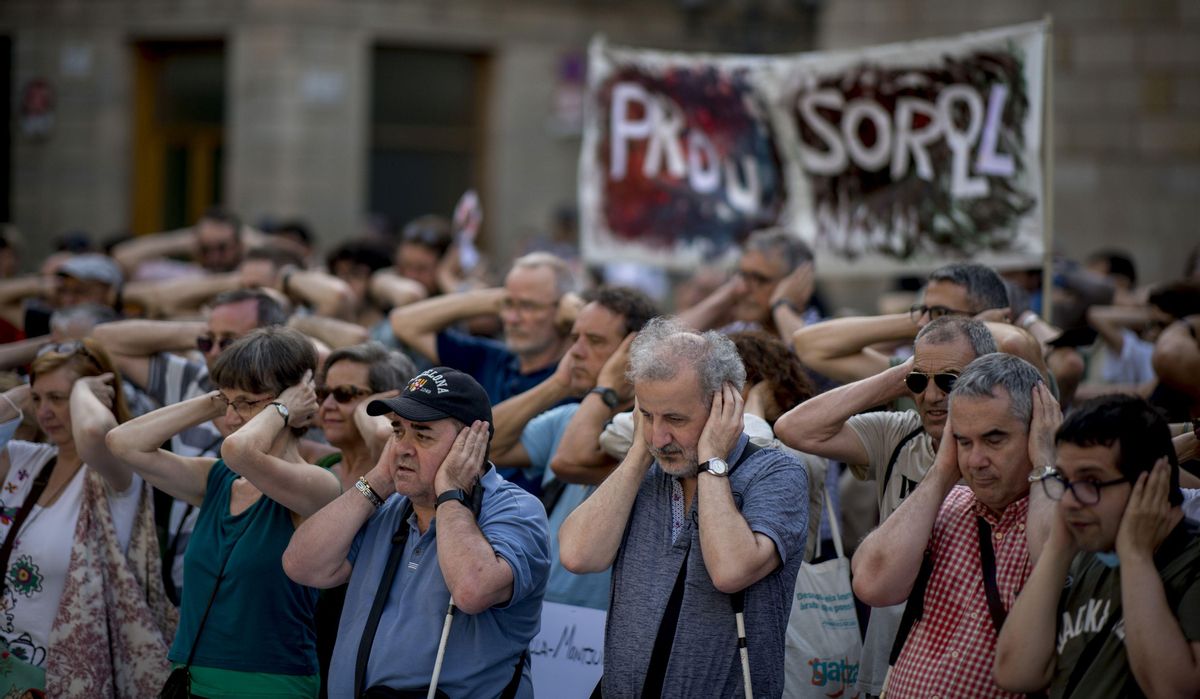 Manifestación contra el ruido en la plaza de Sant Jaume, en junio pasado. Manifestación contra el ruido en la plaza de Sant Jaume, en junio pasado.
