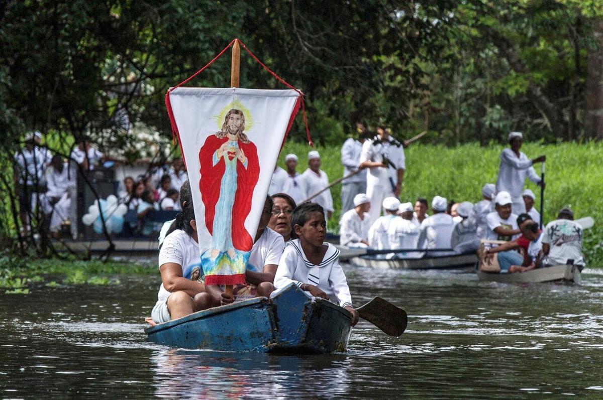 Procesión religiosa en el río Caraparu, en Santa Isabel do Para, en la selva amazónica.