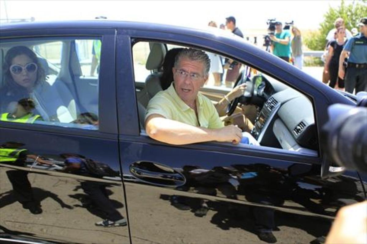 Francisco Granados abandona en un coche la prisión madrileña de Estremera, ayer.