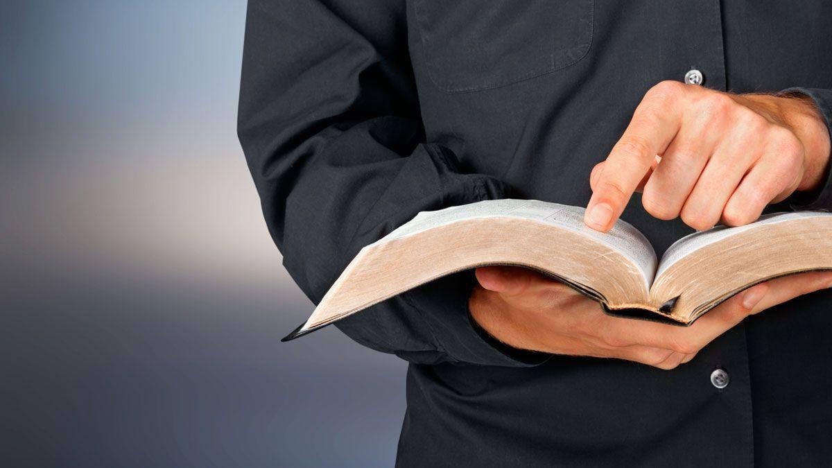 Un sacerdote con una Biblia.