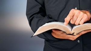 Un sacerdote con una Biblia.