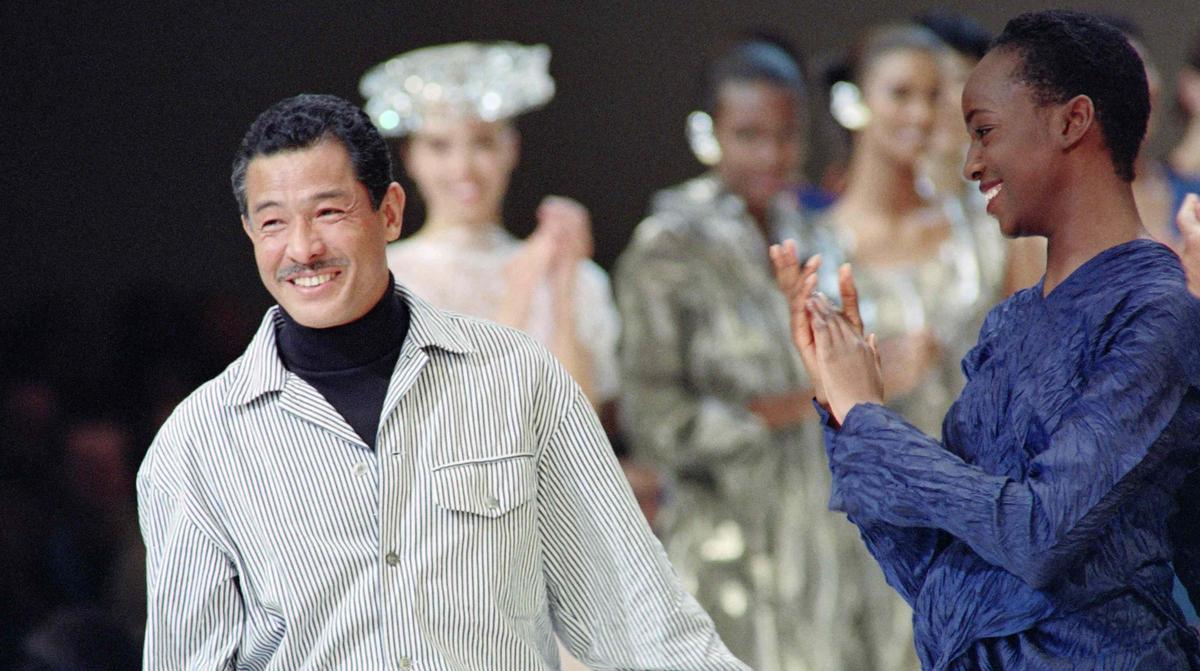 El diseñador de moda japonés Issey Miyake falleció a los 84 años