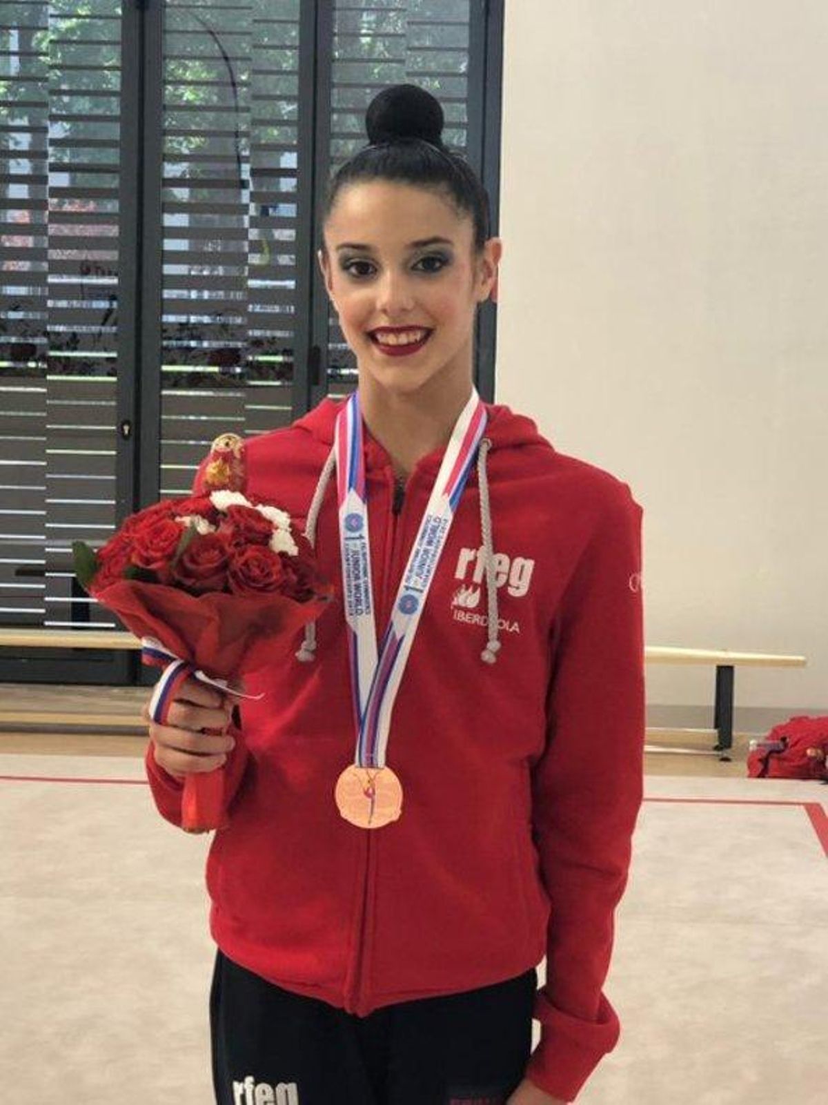Salma Solaun, con la medalla de bronce en el Mundial junior de gimnasia rítmica. Salma Solaun, con la medalla de bronce en el Mundial junior de gimnasia rítmica.