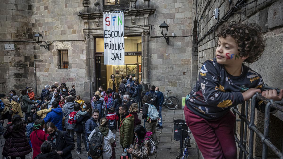 L’escola de Sant Felip Neri surt a la seva plaça per demanar l’entrada en el sistema públic