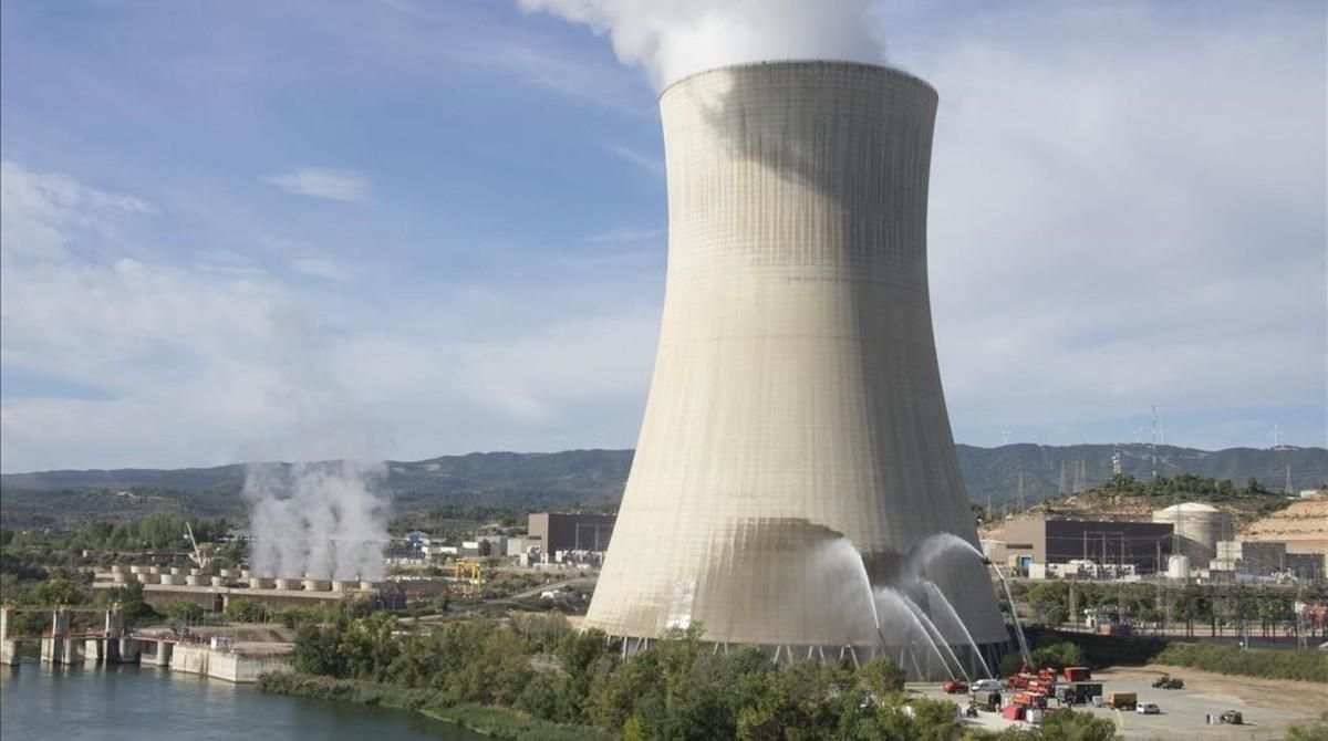 La central nuclear de Ascó. La central nuclear de Ascó.