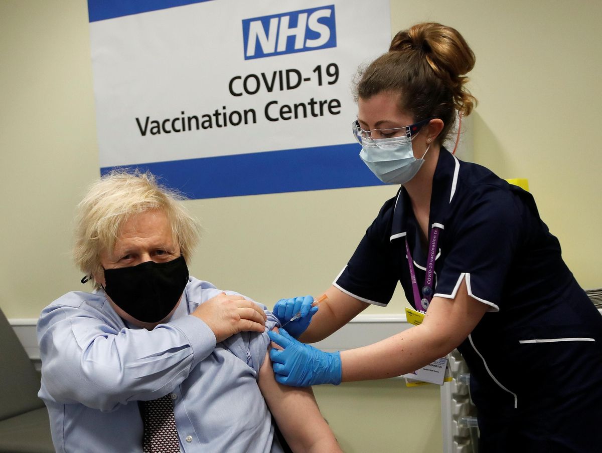 Johnson recibe la vacuna AstraZeneca. Johnson recibe la vacuna AstraZeneca.