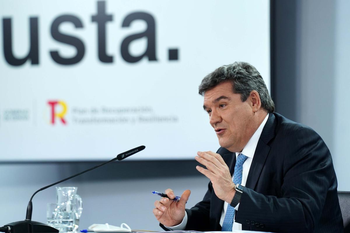El ministro de Inclusión, Seguridad Social y Migraciones, José Luis Escrivá, tras una reunión del Consejo de Ministros. 