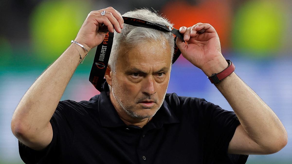Mourinho se quita la medalla de subcampeón de la Europa League, que luego entregó a un niño en la grada del Puskas Arena de Budapest.