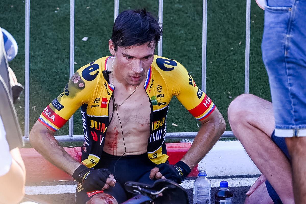  El ciclista esloveno Primoz Roglic de Jumbo-Visma después de la caída en la línea de meta de Tomares
