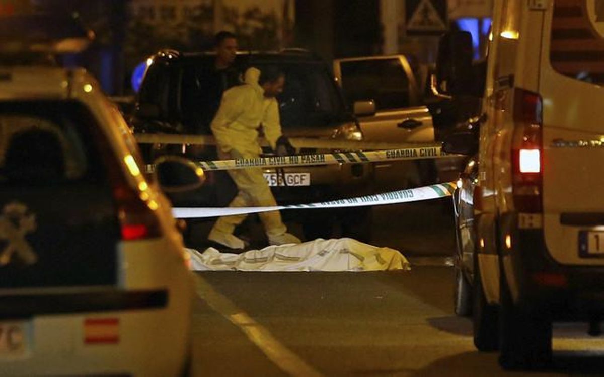 GRA335. VALENCIA, 08/11/2015.- Dos mujeres han fallecido hoy en Lliria (Valencia) por arma de fuego en la calle Duque de Lliria, en un suceso que según ha indicado a EFE el alcalde de la localidad, podría tratarse de un crimen de violencia machista. EFE/Juan Carlos Cárdenas GRA335. VALENCIA, 08/11/2015.- Dos mujeres han fallecido hoy en Lliria (Valencia) por arma de fuego en la calle Duque de Lliria, en un suceso que según ha indicado a EFE el alcalde de la localidad, podría tratarse de un crimen de violencia machista. EFE/Juan Carlos Cárdenas