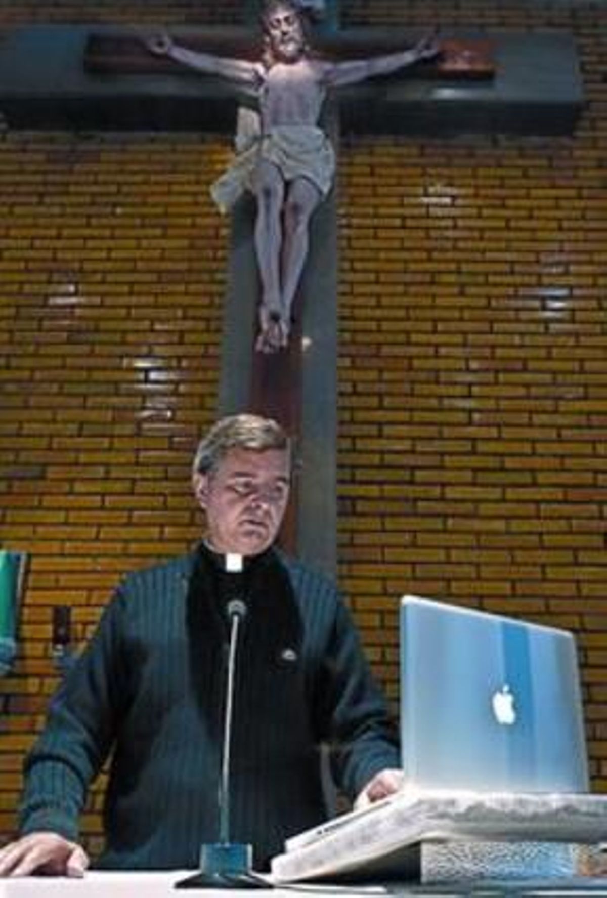El padre Javier prepara la misa con ayuda de internet, en Novelda. El padre Javier prepara la misa con ayuda de internet, en Novelda.