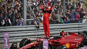 Carlos Sainz celebra su triunfo en Silverstone, este domingo. 