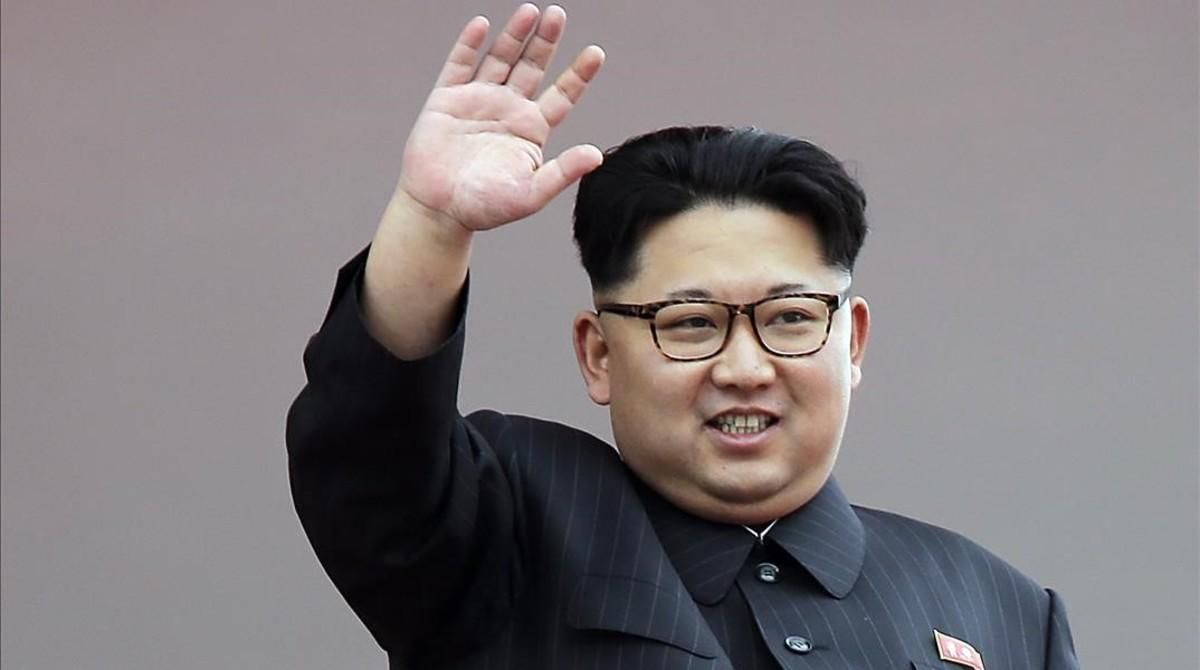 Kim Jong-un saluda a la multitud durante un desfile en Pionyang, el 10 de mayo del 2016. Kim Jong-un saluda a la multitud durante un desfile en Pionyang, el 10 de mayo del 2016.