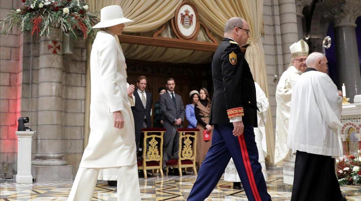 El príncipe Alberto y su mujer,  la princesa Charlene entran en la catedral, donde se ha celebrado una misa con motivo del Día Nacional de Mónaco. 