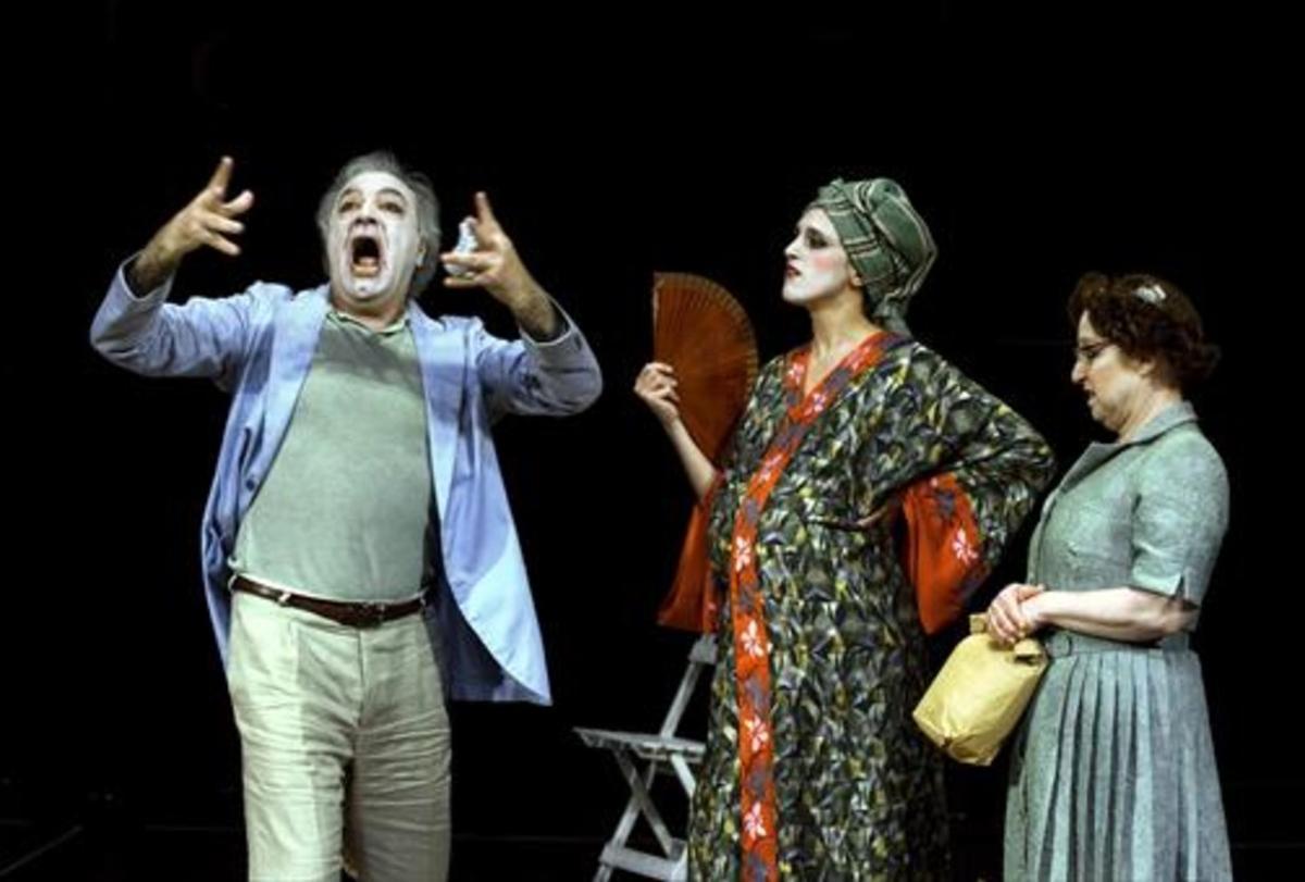 Jordi Bosch, Laura Aubert y Francesca Piñón, durante la representación de ’A teatro con Eduardo’, en el Teatre Lliure de Montjuïc.